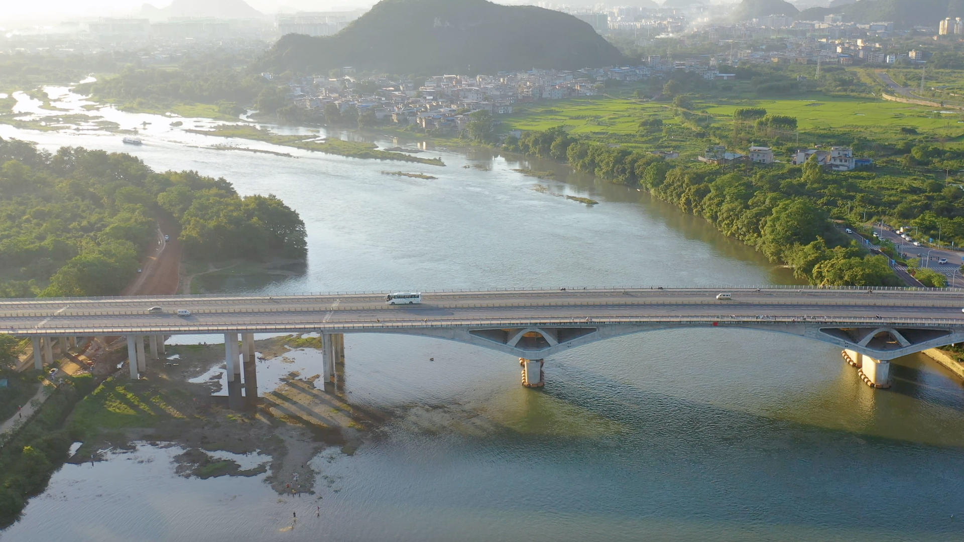 航拍夕阳下的桥梁交通运输视频的预览图