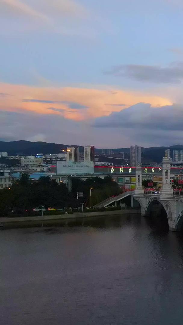 大桥航拍在蓝天白云夕阳下视频的预览图
