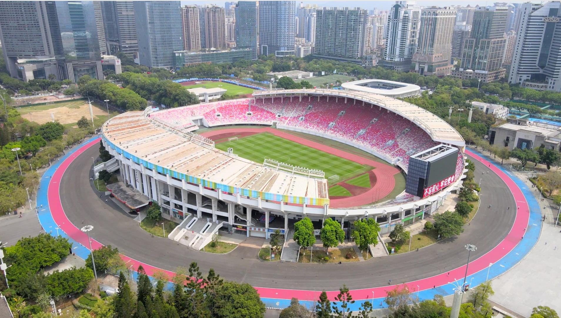 4k航拍广州地标体育中心视频的预览图