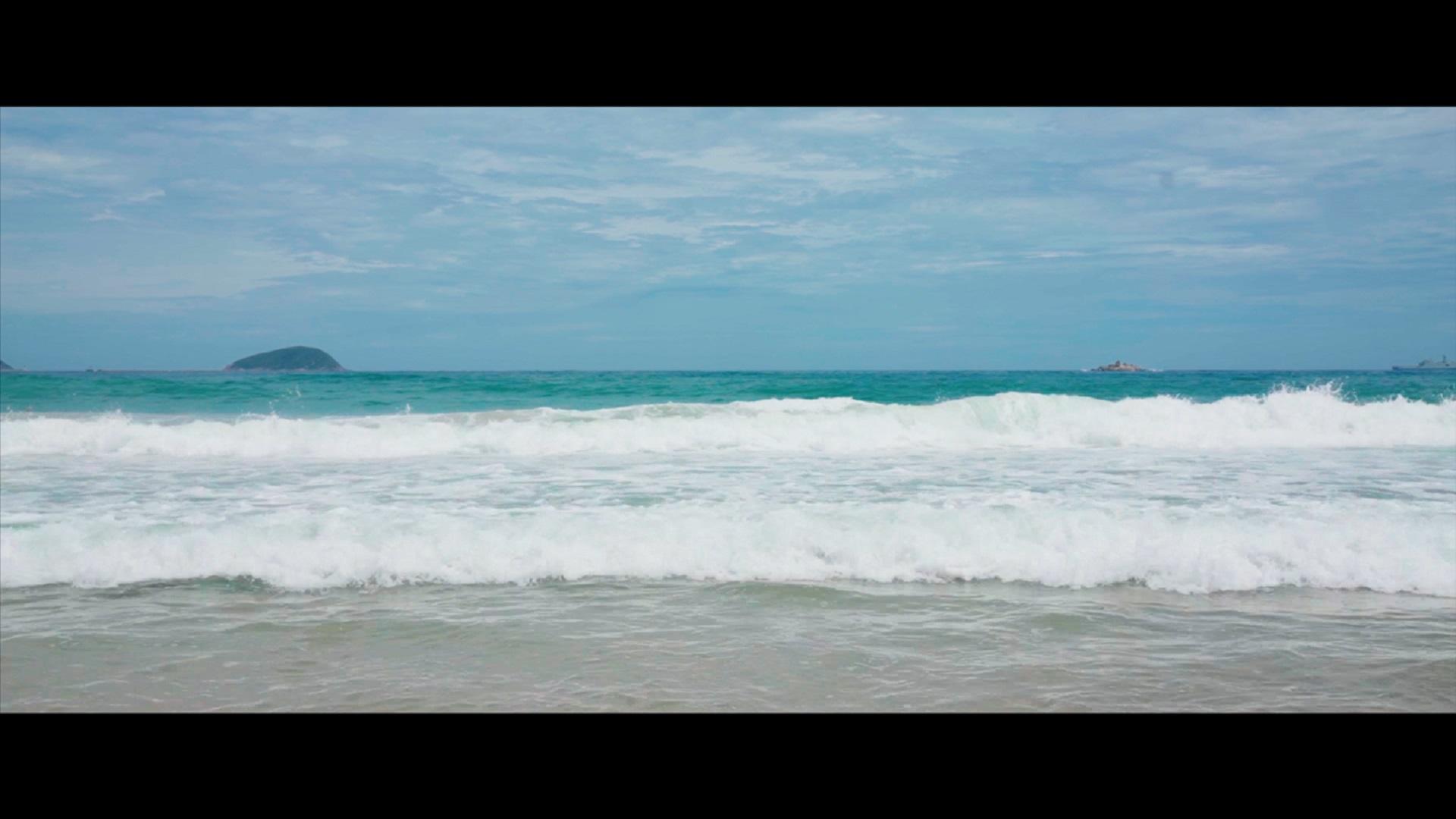 游客在海边游玩海浪度假夏日海风沙滩视频的预览图