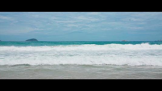 游客在海边游玩海浪度假夏日海风沙滩视频的预览图