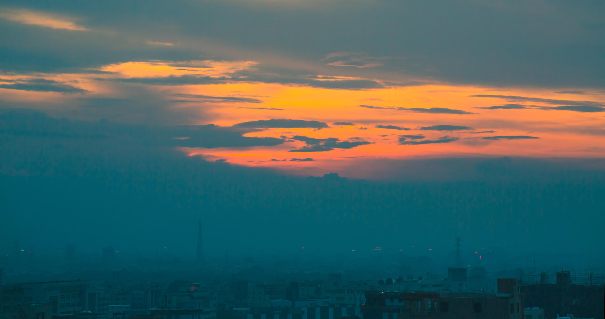 雾霾城市上空的那一抹夕阳4K延时视频视频的预览图