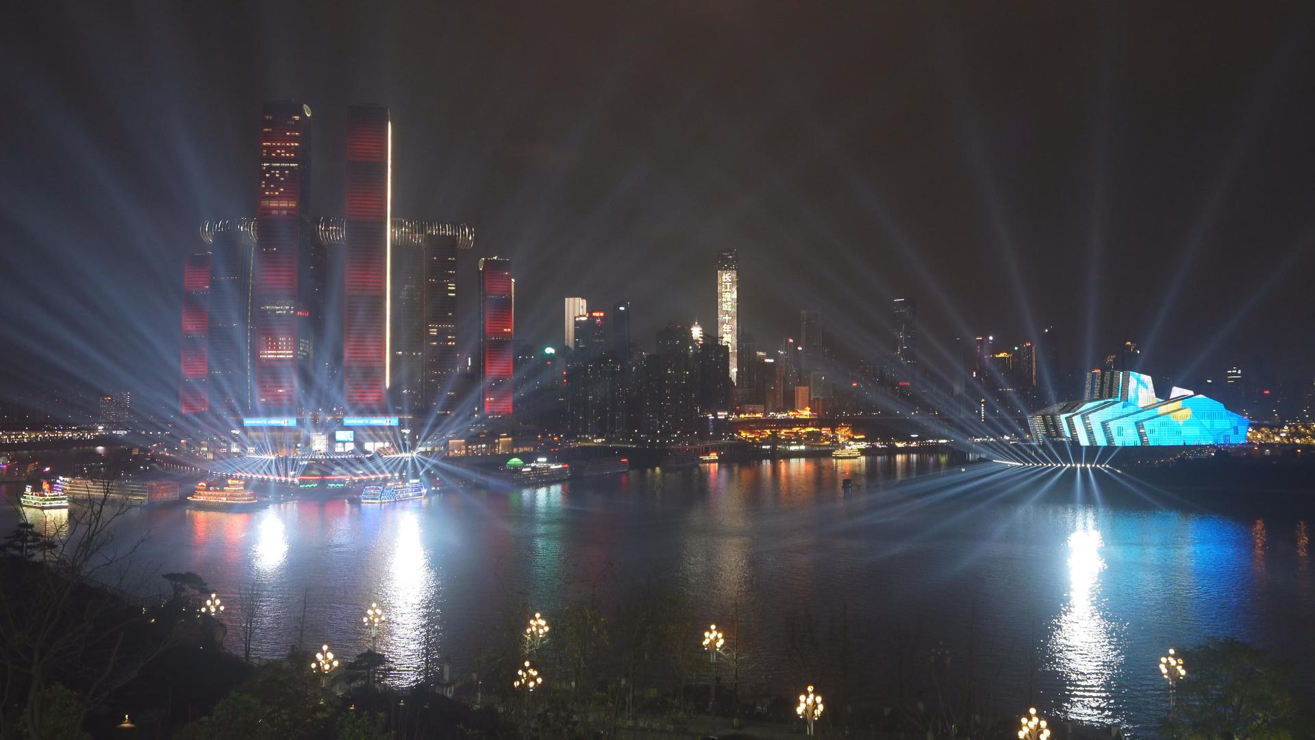 重庆朝天门来福士大剧院跨年灯光秀视频的预览图