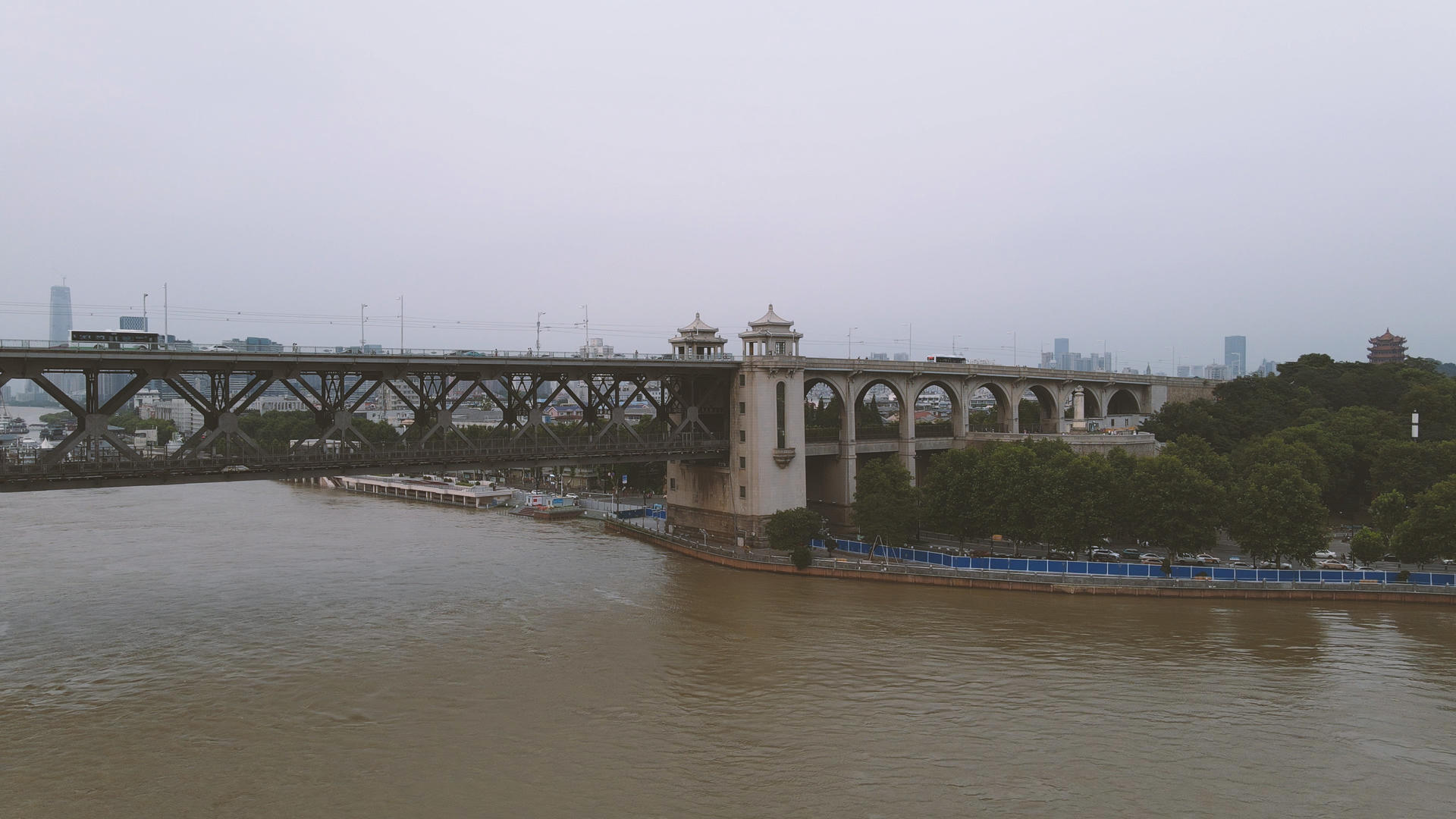 航拍城市汛期长江封锁的堤坝码头素材视频的预览图