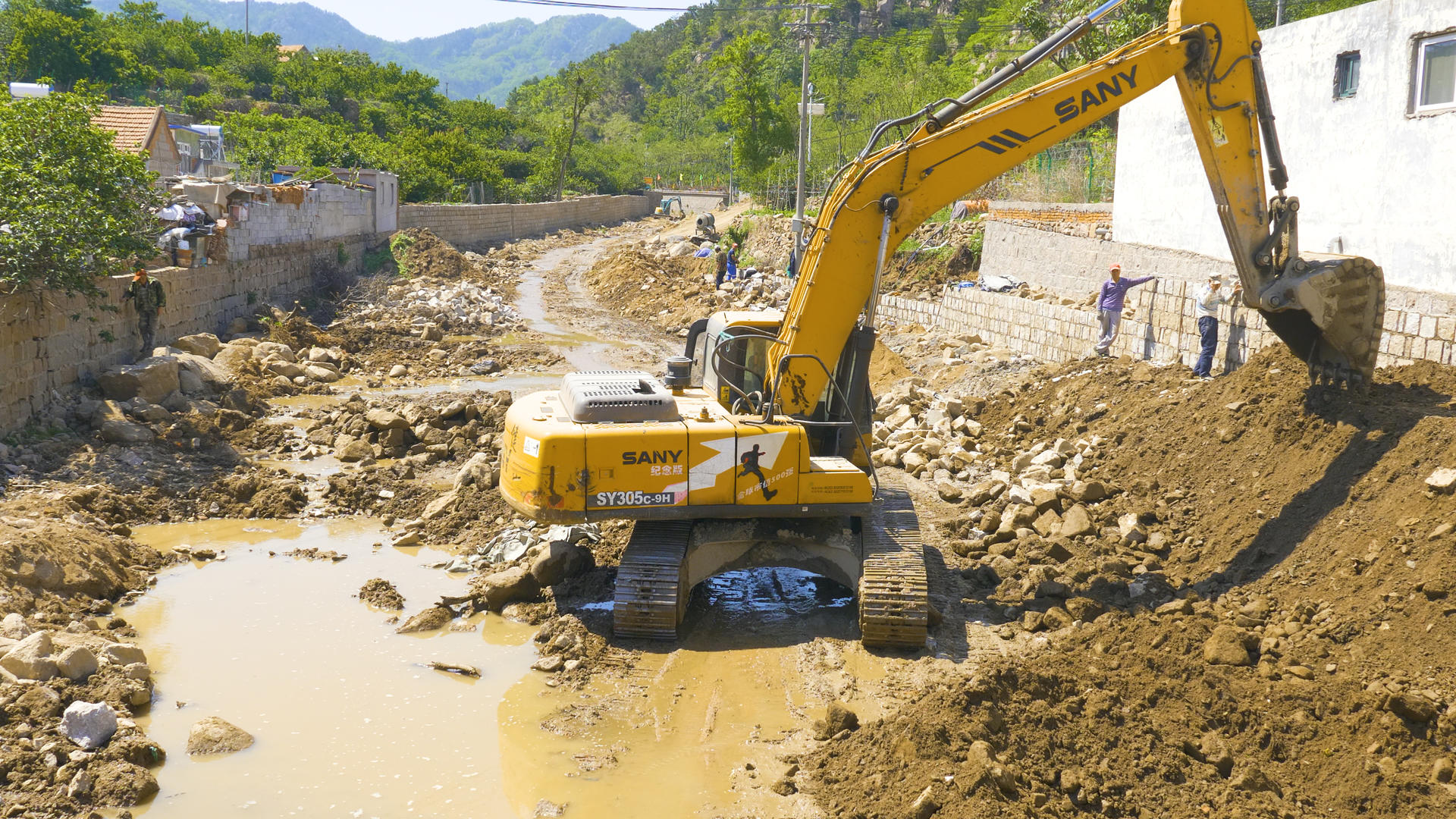 4K新农村扶贫基础建设清理河道整理电缆视频的预览图