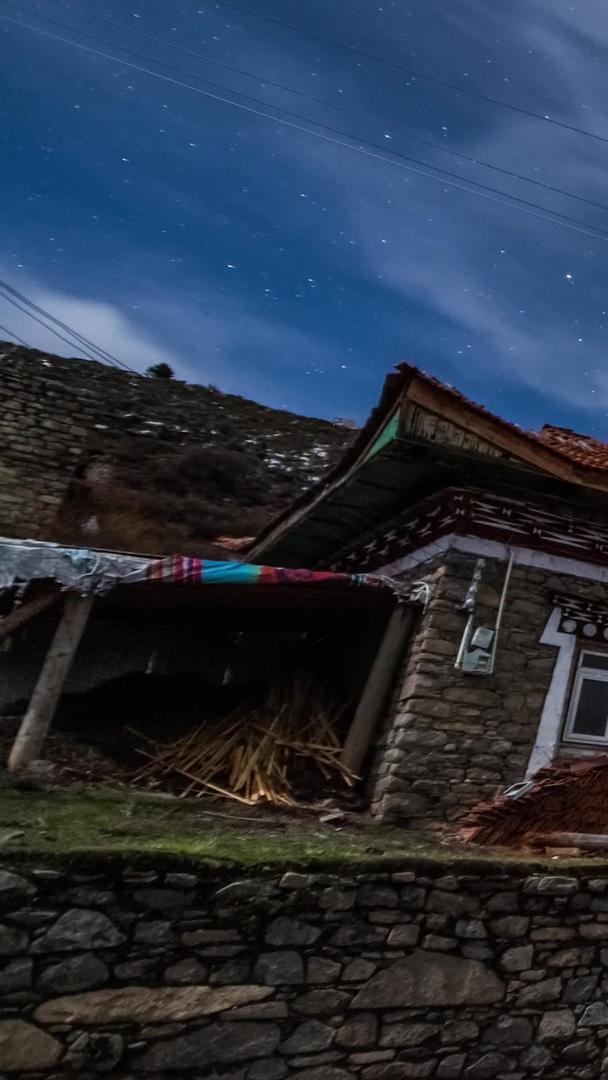 四川省甘孜藏族自治州曲莫贡寺庙夜景星空延迟视频的预览图