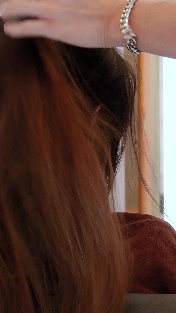 女孩理发吹头发理发店护理发店视频的预览图