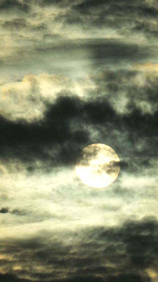 实拍太阳从云层升起延时摄影视频的预览图