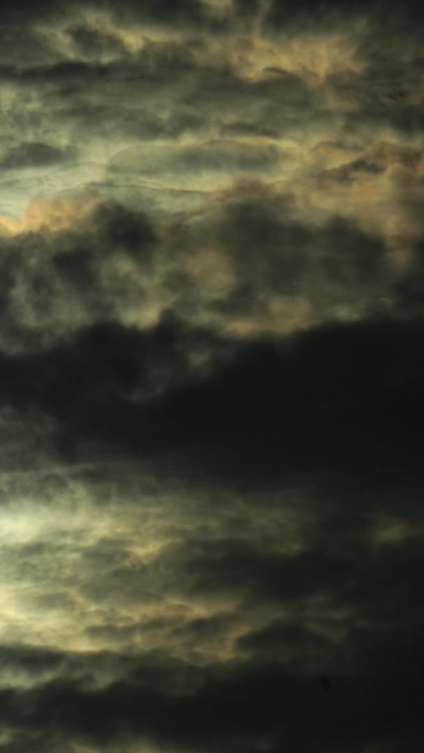实拍太阳从云层升起延时摄影视频的预览图
