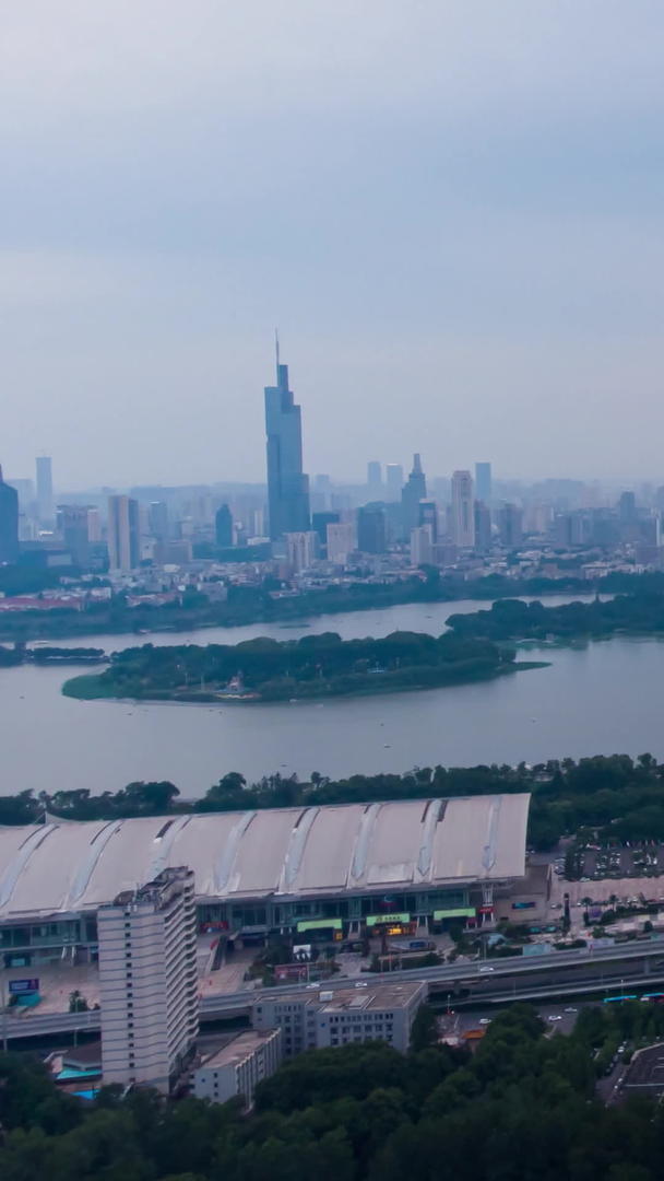 延迟南京新庄立交紫峰城市天际线航拍视频的预览图