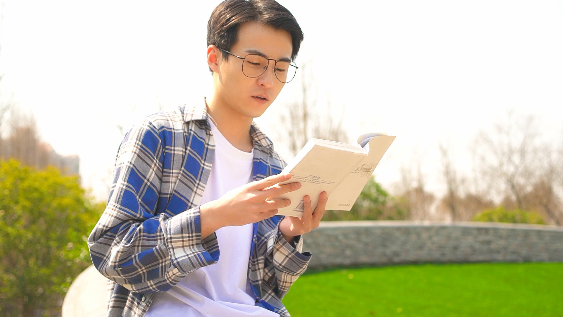 男性青年阅读看书视频的预览图