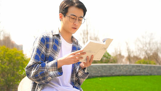 男性青年阅读看书视频的预览图