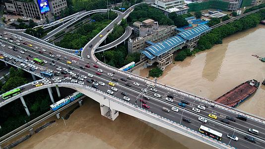 4k航拍洪峰过境重庆黄花园轻轨站视频的预览图