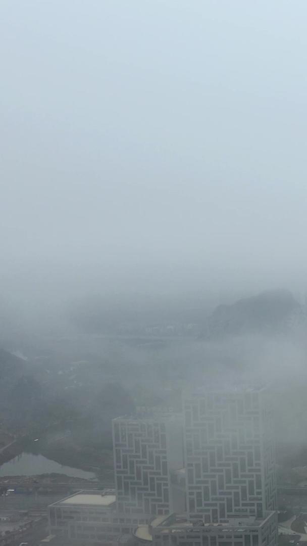 桂林市一院两馆罕见的天气迷雾航拍视频视频的预览图