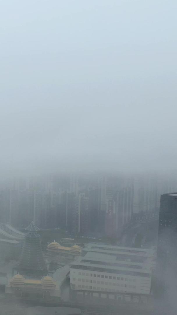 桂林市一院两馆罕见的天气迷雾航拍视频视频的预览图