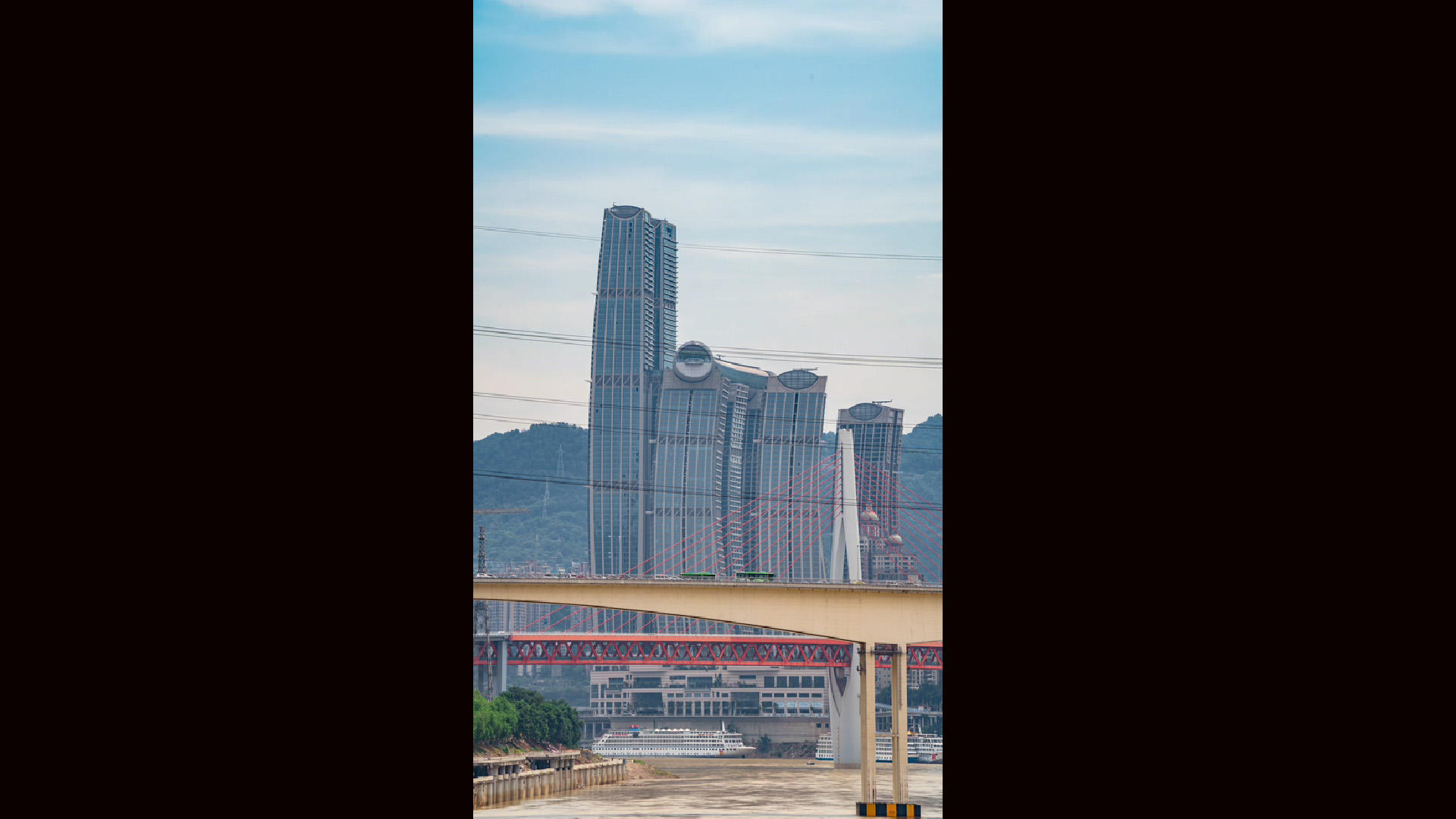 8K重庆地标来福士千厮门大桥延时摄影视频的预览图