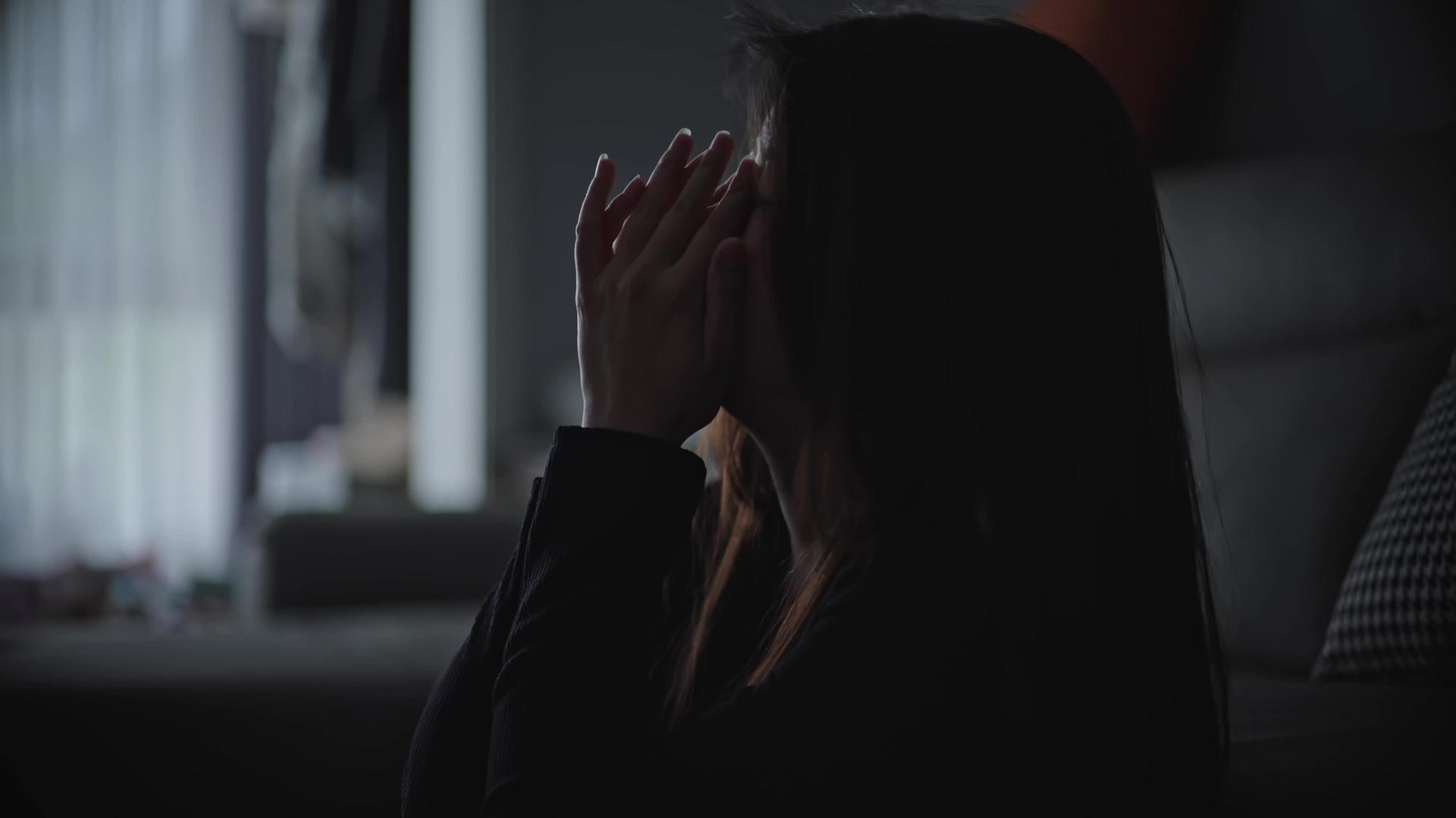 4k孤独伤感女性剪影意境气氛视频的预览图