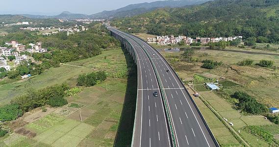 高速公路航拍4K视频的预览图