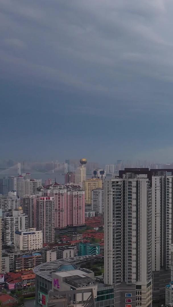 武汉长江两岸城市航拍江景风景视频的预览图