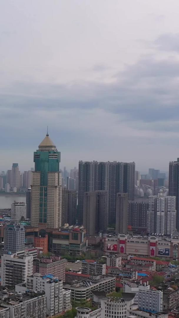 武汉长江两岸城市航拍江景风景视频的预览图