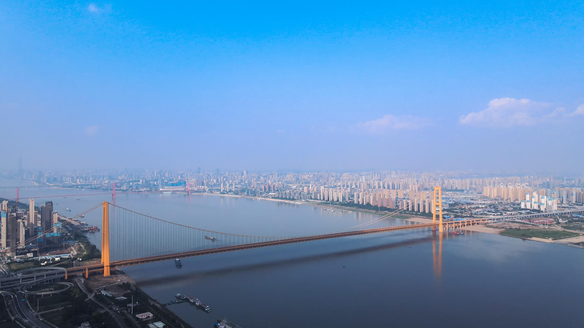 航拍风光城市长江武汉段蓝天白云江景桥梁城市建设素材视频的预览图
