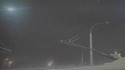 寒冷雨雪天气下电力公交车导电弓视频的预览图
