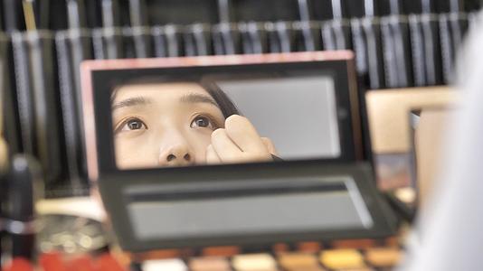 化妆镜倒映女性化妆视频的预览图