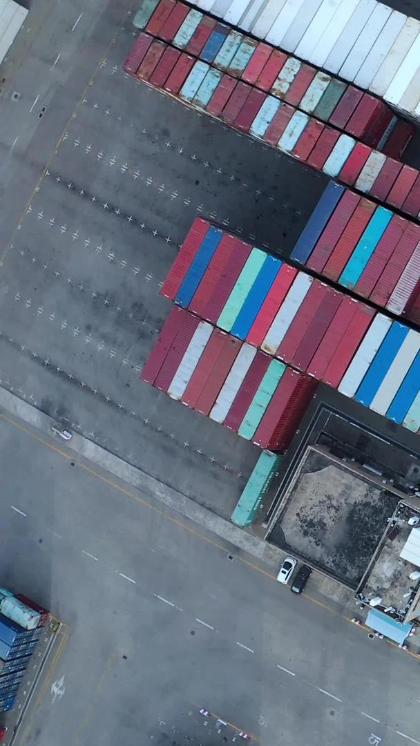 垂直航拍码头港口集装箱视频素材视频的预览图