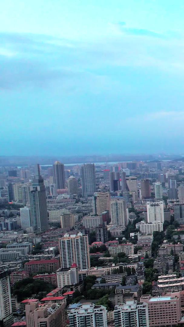 航拍南京地标紫峰大厦城市天际线视频的预览图