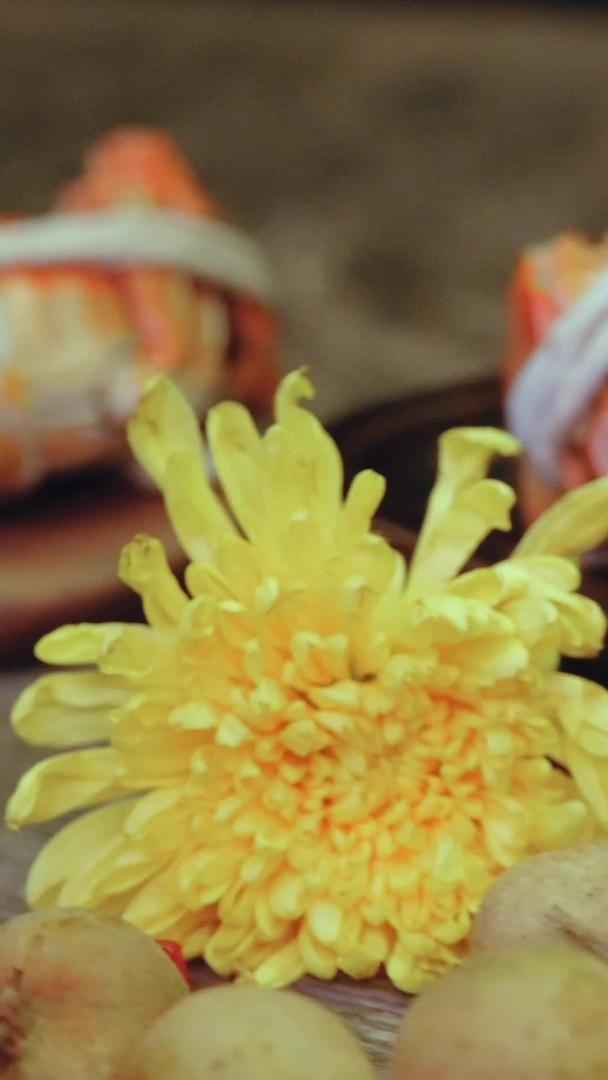木桌上的菊花桂圆和大闸蟹视频的预览图