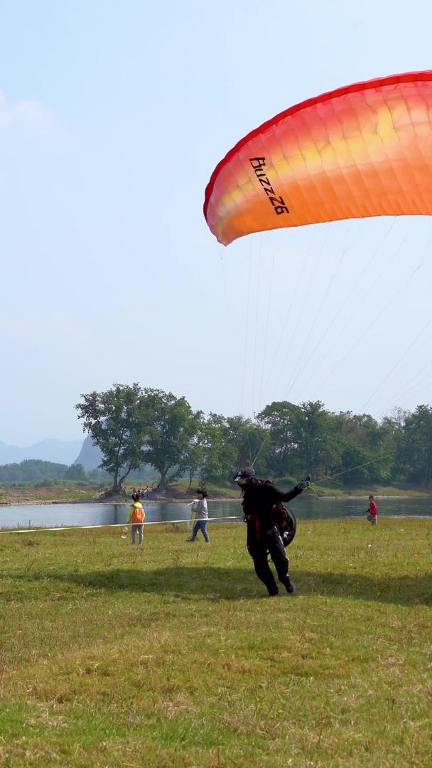滑翔伞准备起飞视频的预览图