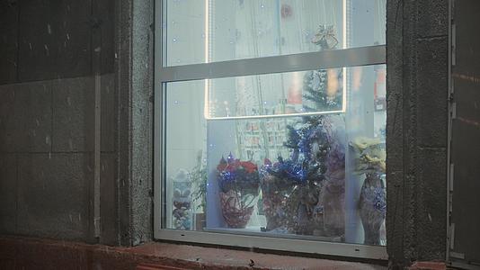 雨雪天气橱窗内圣诞树圣诞节礼物视频的预览图