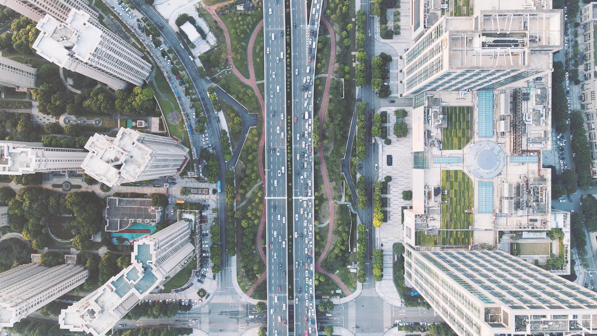 航拍俯拍高楼大厦中的城市交通道路素材视频的预览图