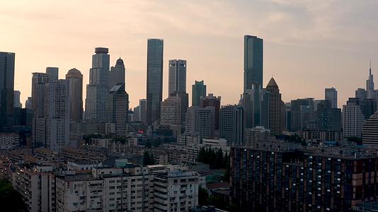 南京新街口CBD黄昏城市建筑视频的预览图