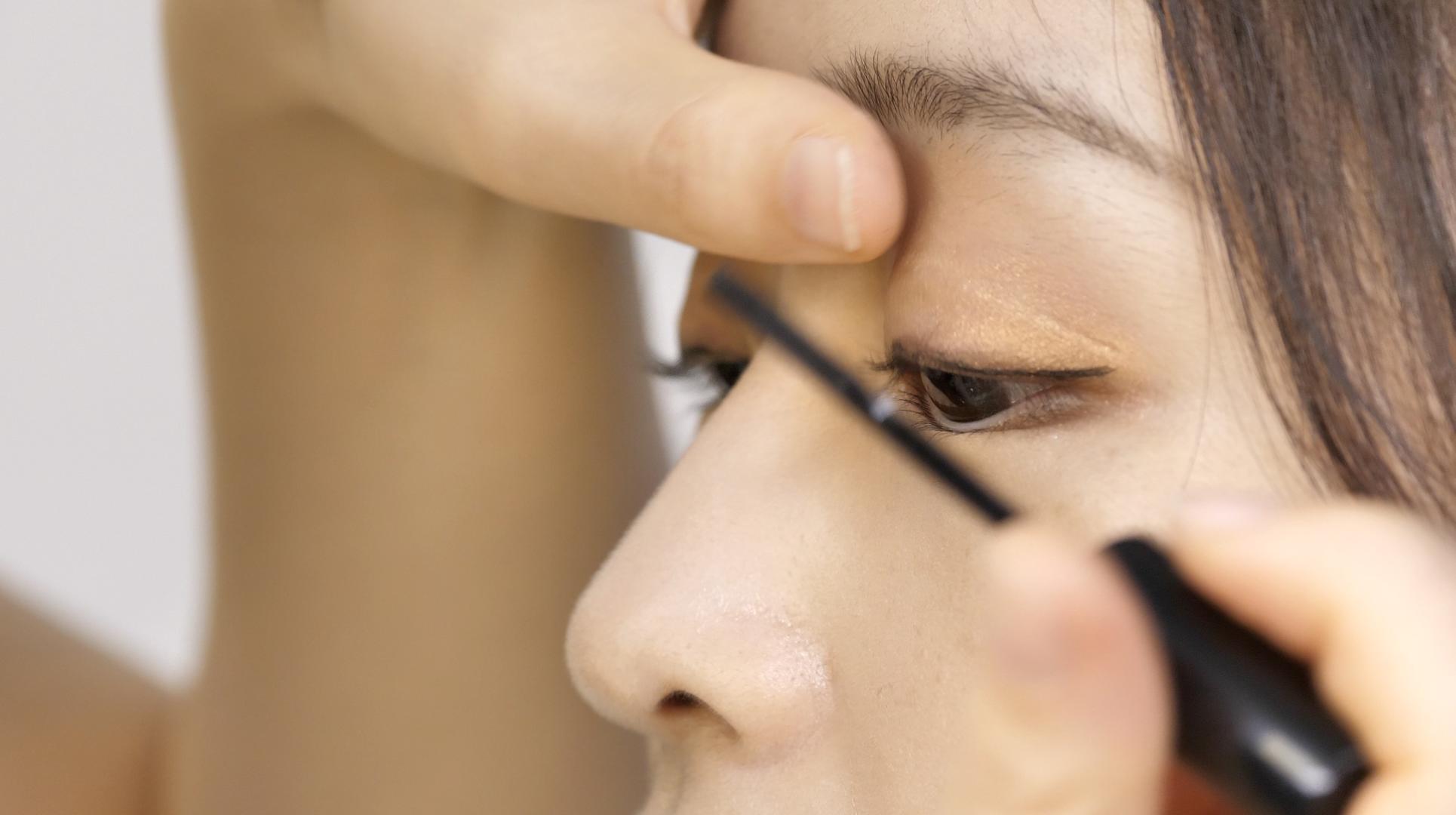 女性使用睫毛膏视频的预览图