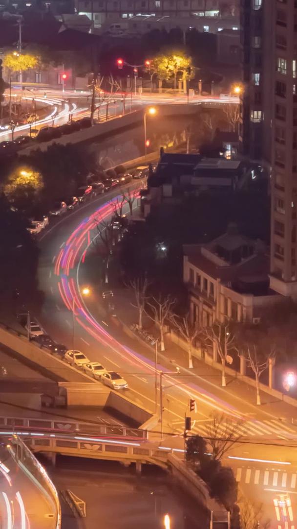 城市夜景道路大楼车流灯光延时摄影视频的预览图