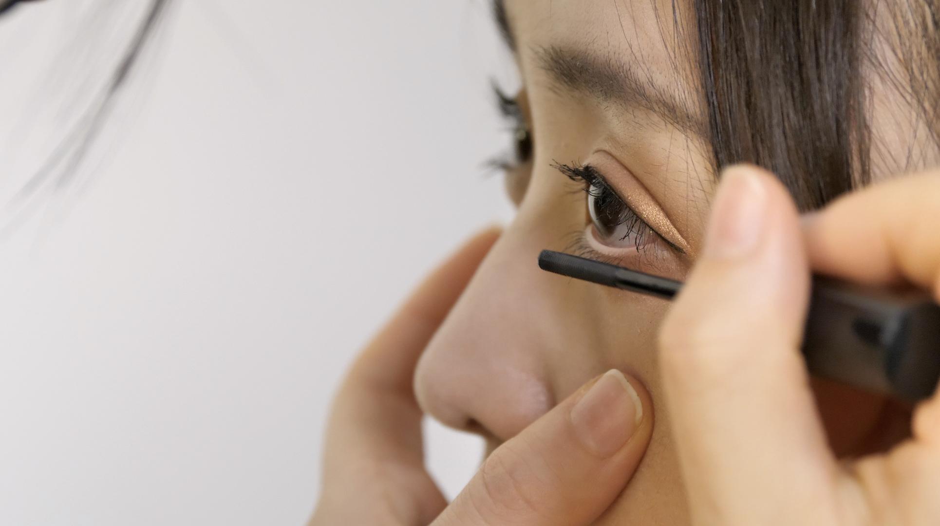 女性使用睫毛膏视频的预览图