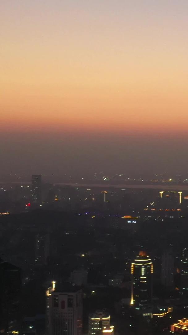 南京城市地标紫峰大厦夜景视频的预览图