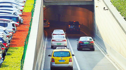 汽车驶入地下隧道视频的预览图
