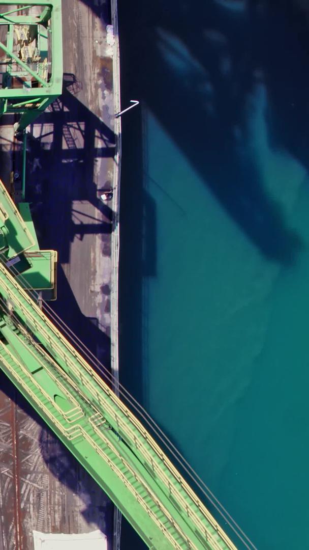 万吨级货轮停泊在码头视频的预览图