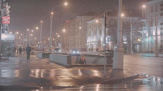 夜晚暴风雪城市街道夜景视频的预览图