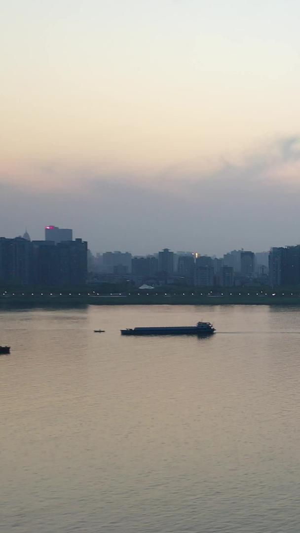 航拍城市风景武汉长江二桥交通车流夜景视频的预览图