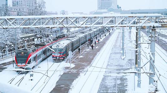 寒冬天气欧洲列车火车站出行的乘客视频的预览图