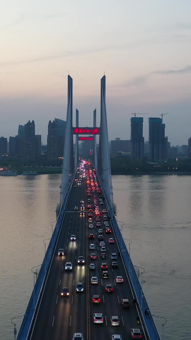 航拍城市风景武汉长江二桥交通车流夜景视频的预览图