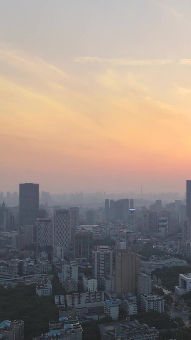 航拍城市风景夕阳夕阳夕阳天空素材视频的预览图