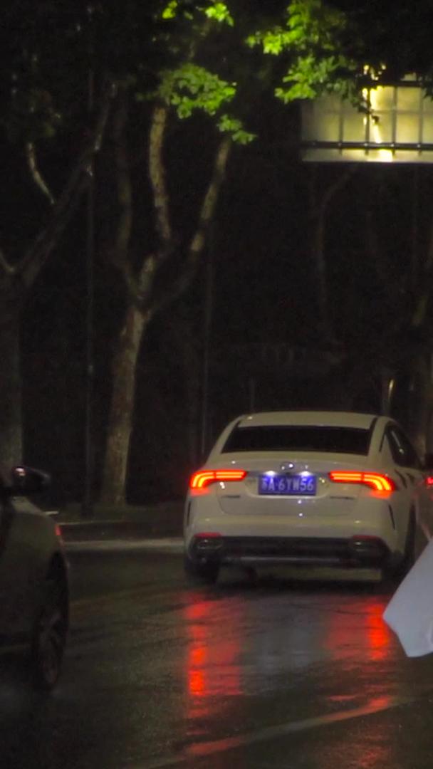 实拍雨夜行人城市夜景车流升级慢动作视频的预览图