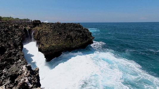 巴厘岛巨浪拍打礁石4K视频素材视频的预览图