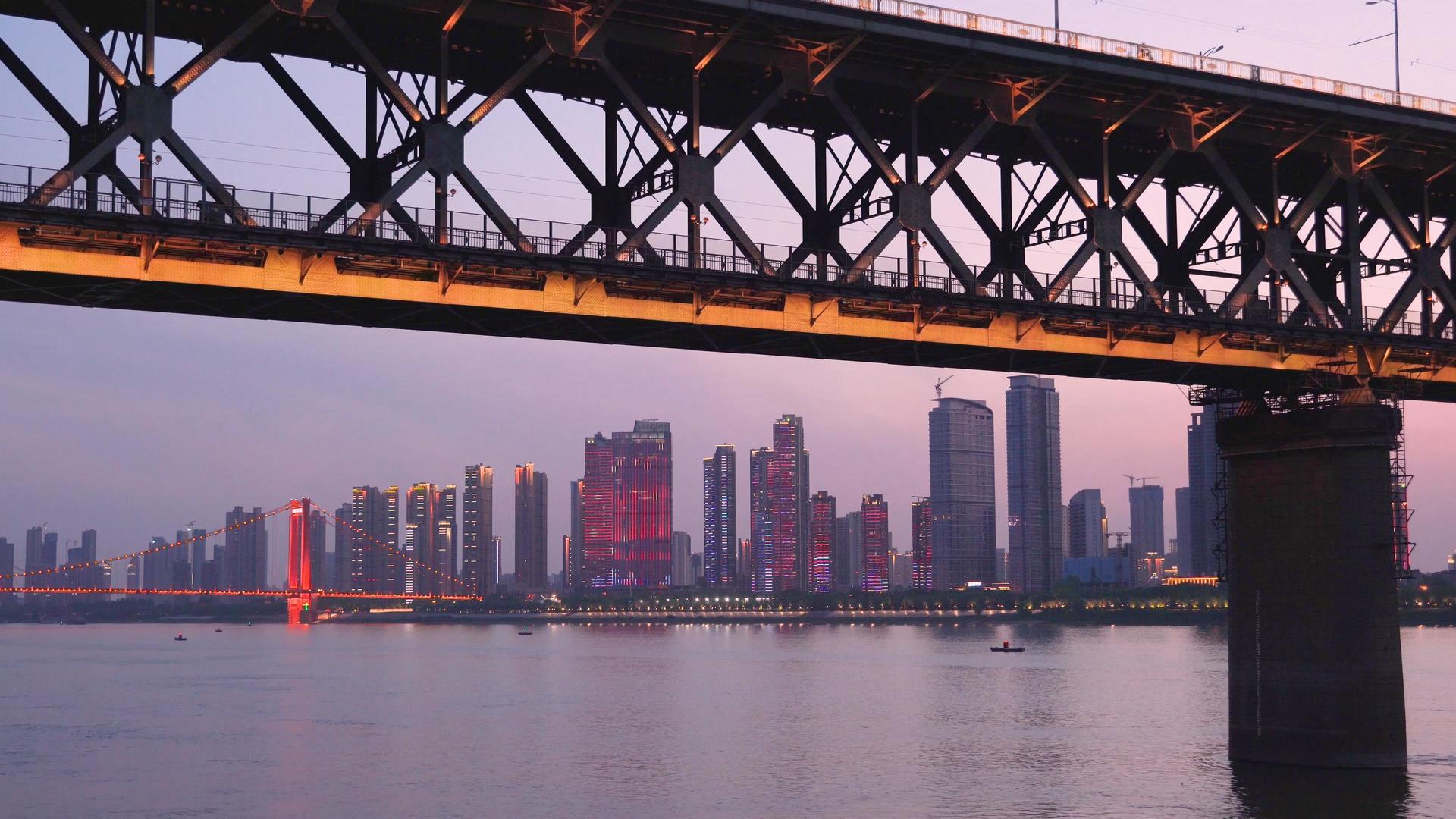 透过武汉长江大桥拍摄城市灯光秀视频的预览图