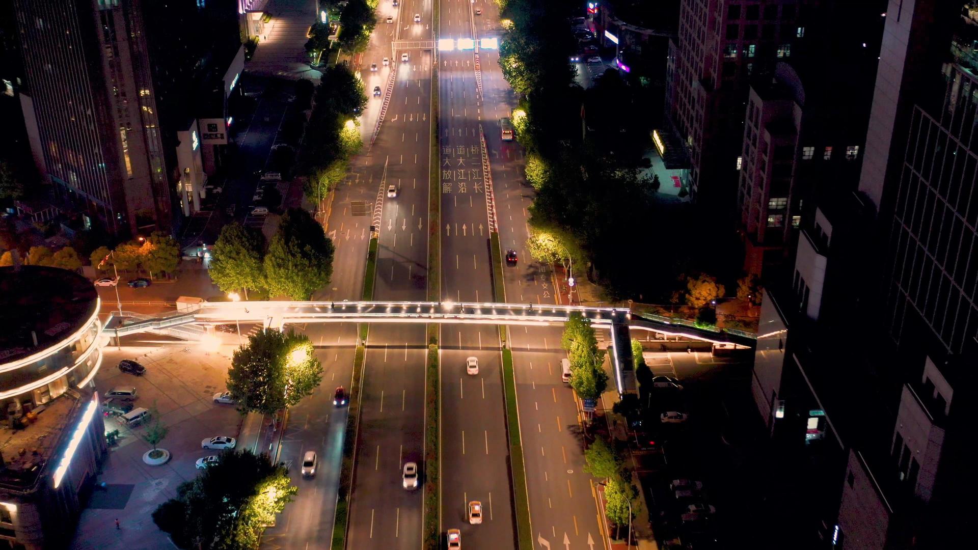 航拍夜色中的武汉大道交通视频的预览图