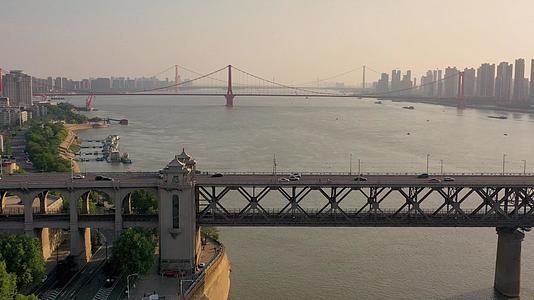 航拍穿越武汉长江大桥长江自然风光视频的预览图